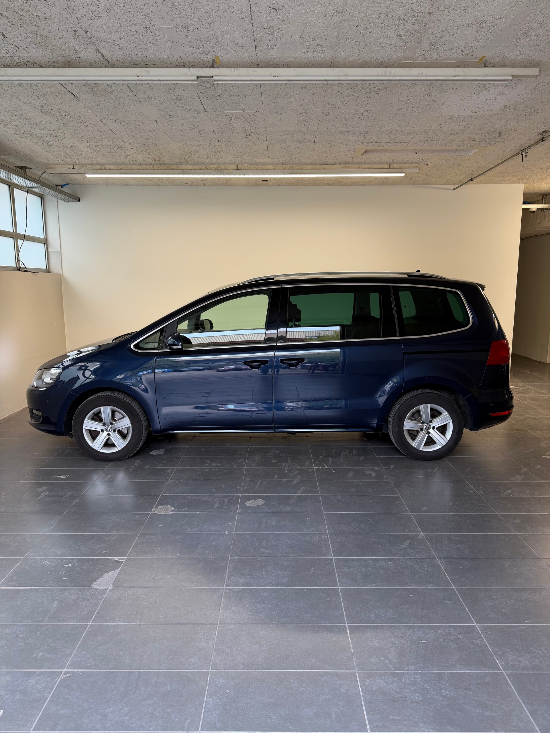 VW Sharan 2.0 TDI BlueMotion Technology Highline DSG-image-2