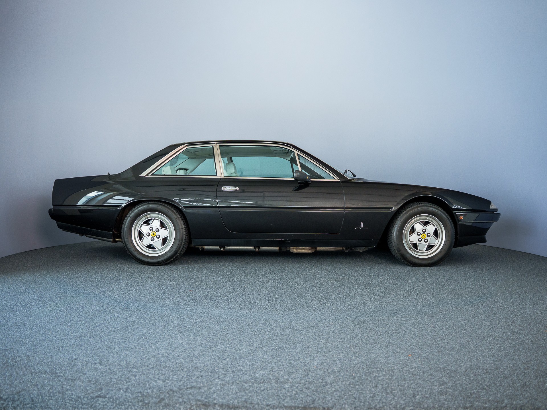 FERRARI 412-showroom-element-3