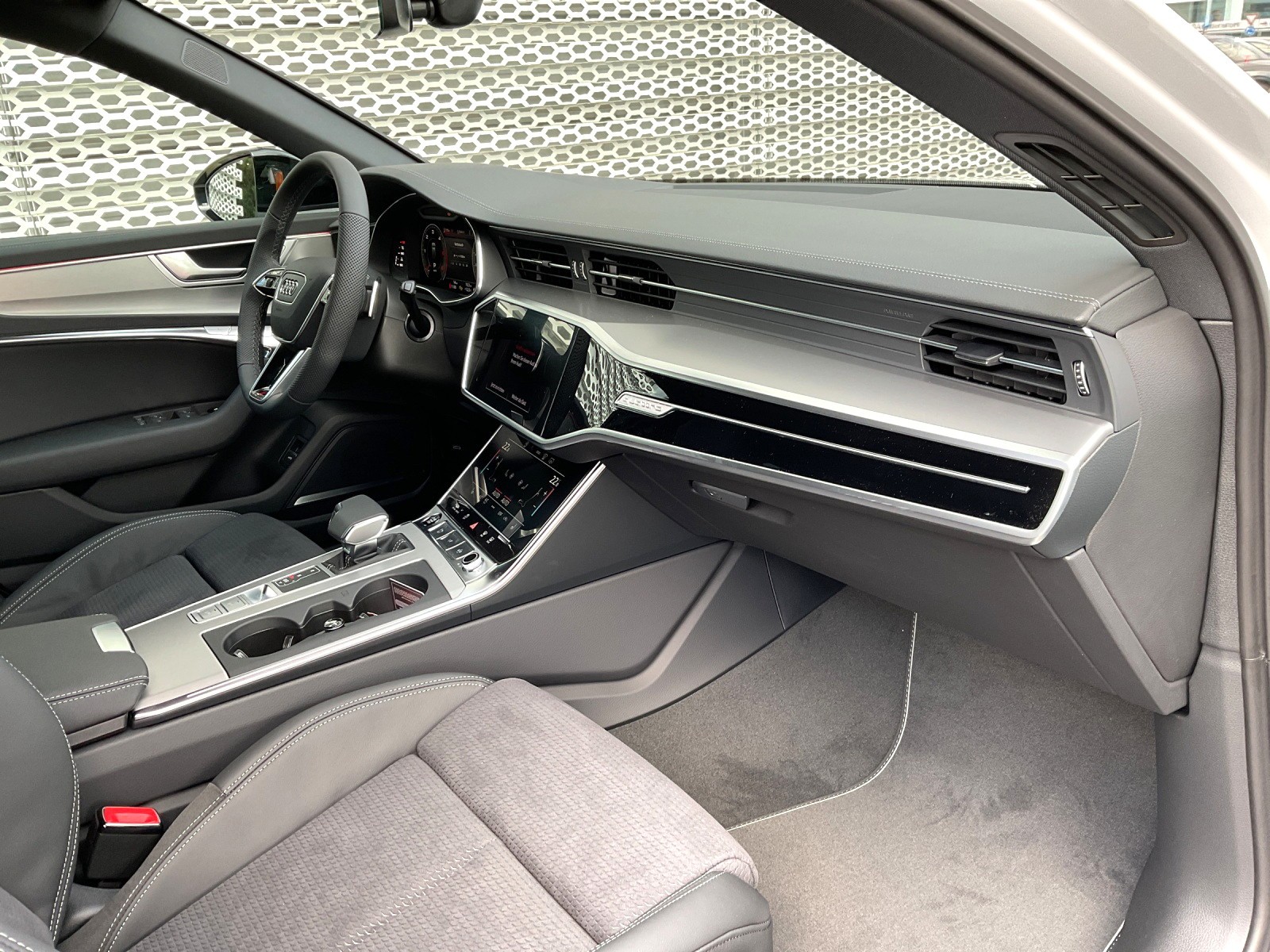 AUDI A6 Avant 40 TDI Attraction S line quattro S-tronic-image-13