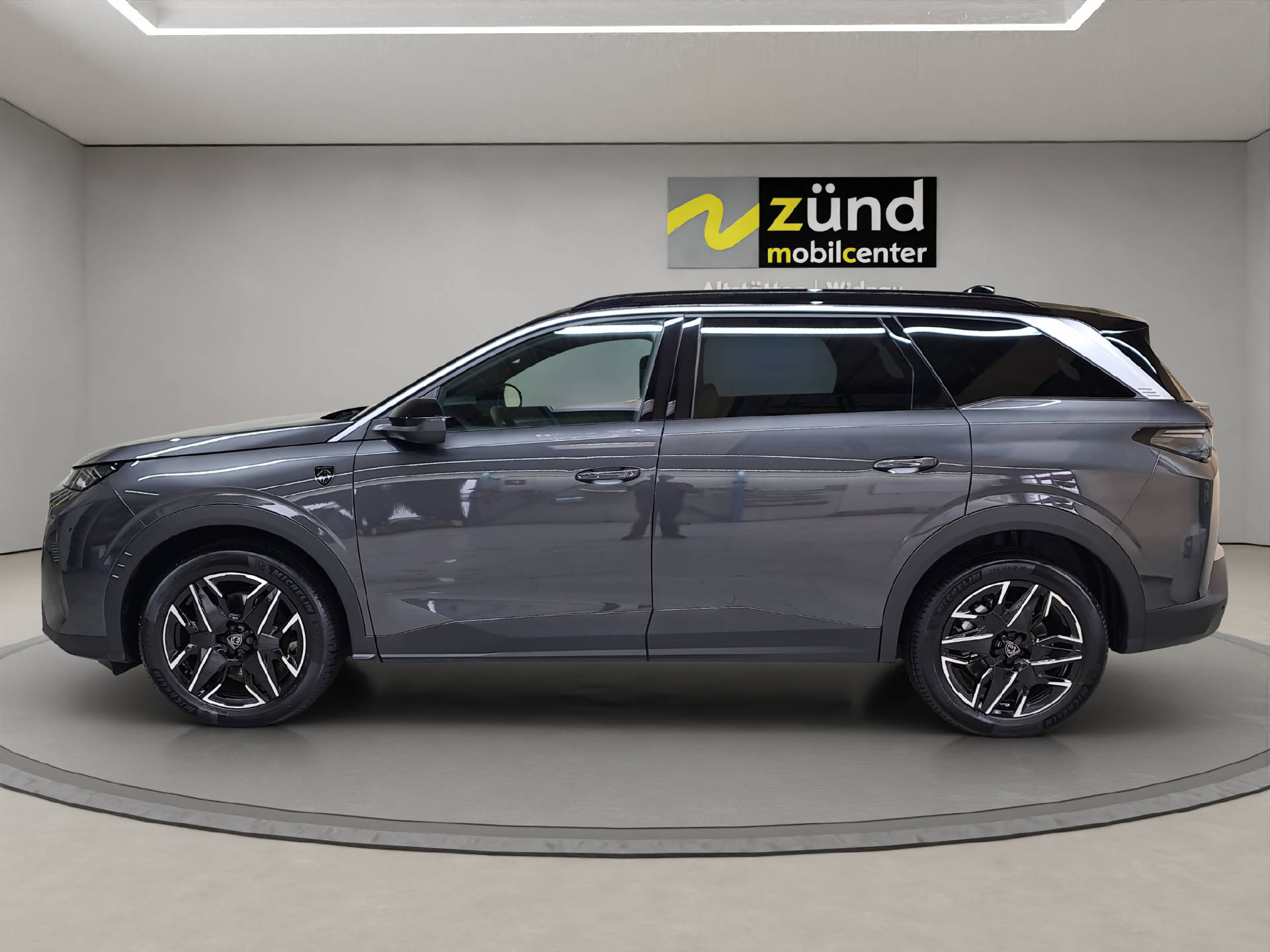 PEUGEOT 5008 1.2 Hybrid GT-image-1