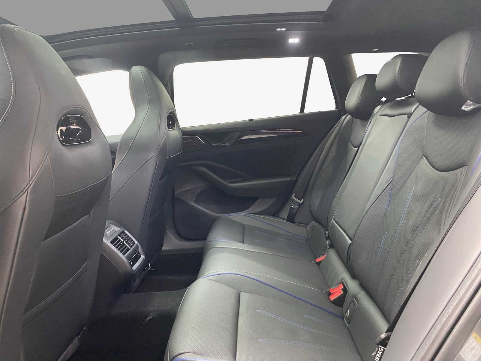VW Passat Variant 1.5 TSI evo2 Plug-In- Hybrid R-Line DSG-image-11