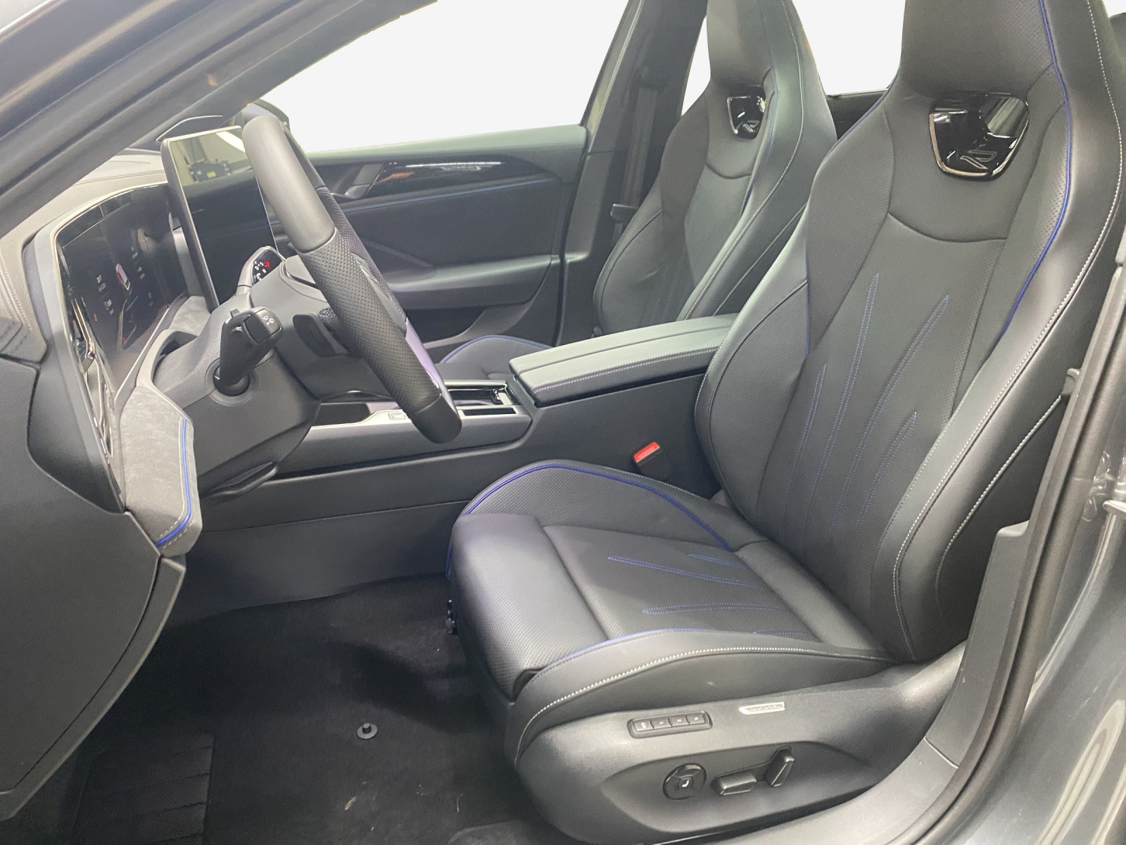 VW Passat Variant 1.5 TSI evo2 Plug-In- Hybrid R-Line DSG-image-7