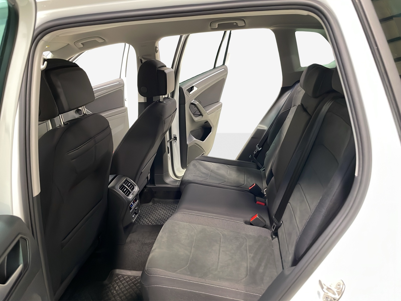 VW Tiguan 2.0 TDI SCR Elegance 4Motion DSG-image-11