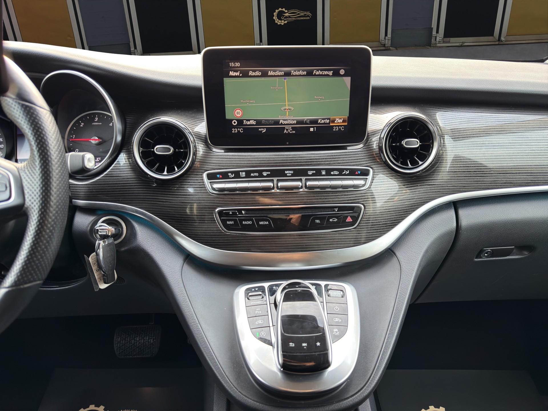MERCEDES-BENZ V 250 d Avantgarde lang 4matic Van-image-15