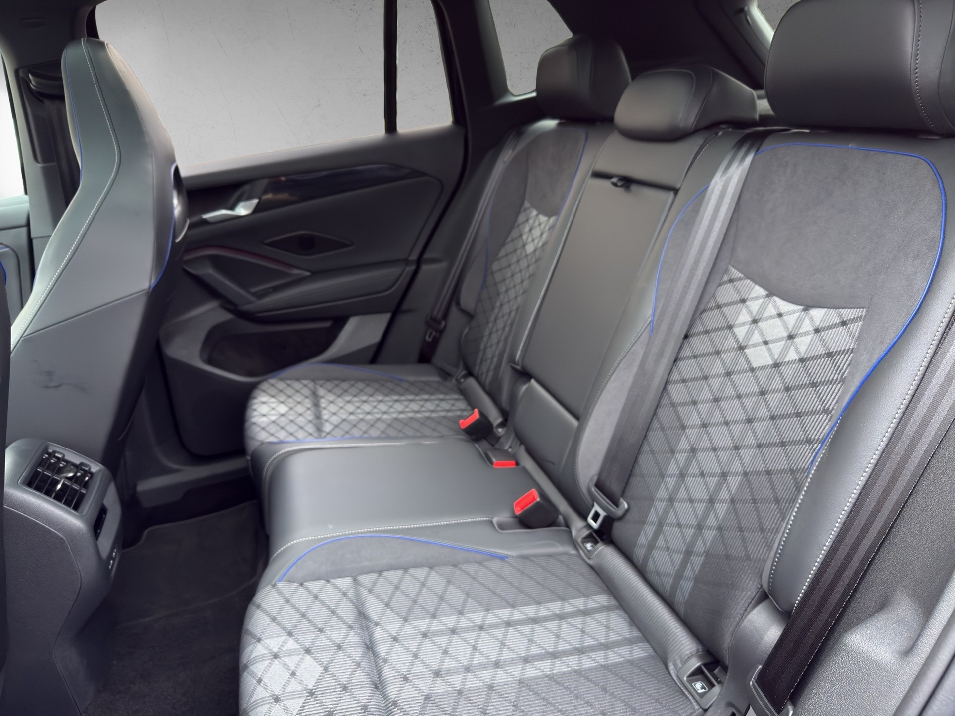 VW Tiguan 2.0 TDI SCR R-Line 4Motion DSG-image-9