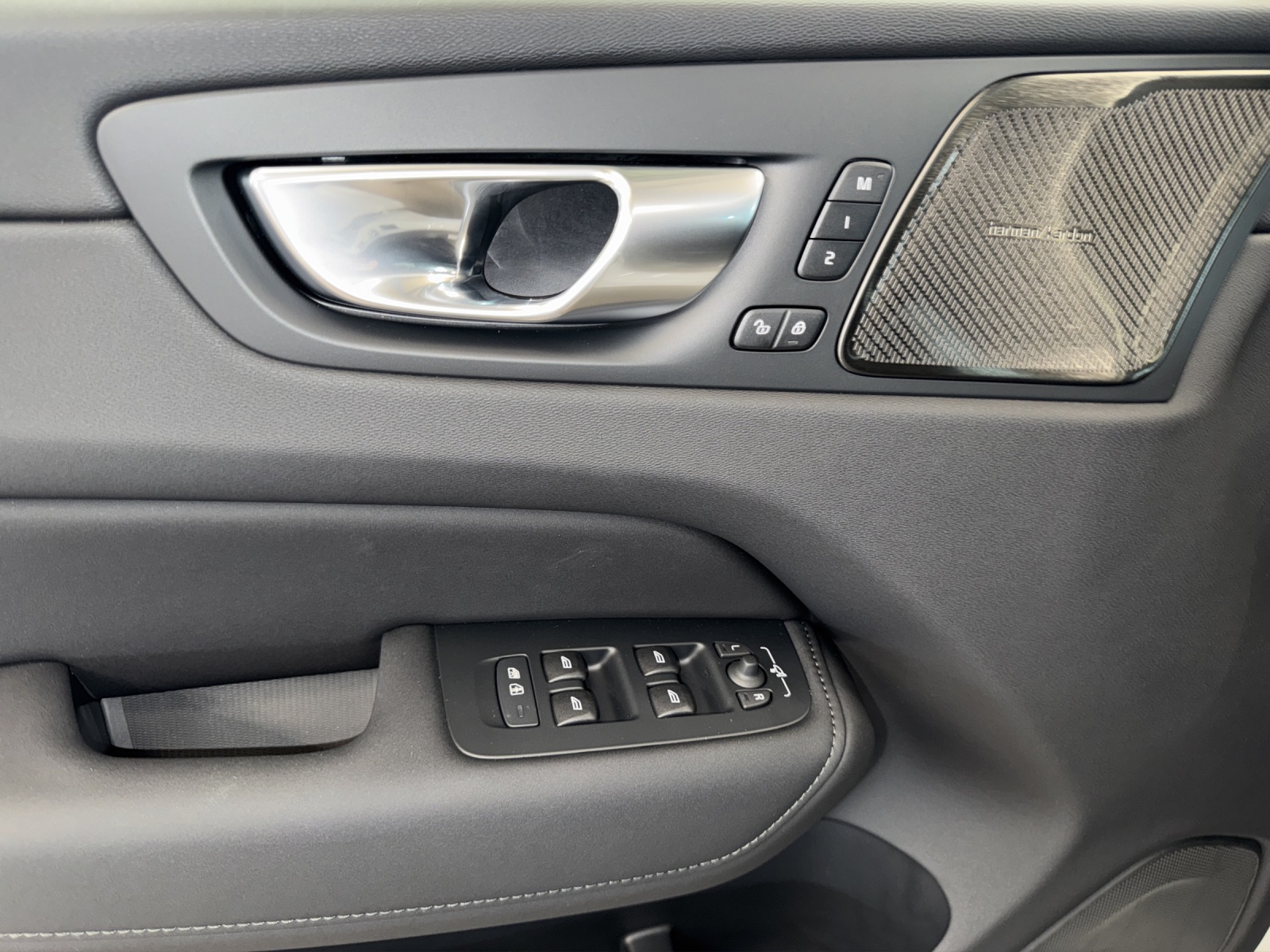 VOLVO XC60 2.0 T6 TE Ultra Dark eAWD-image-15