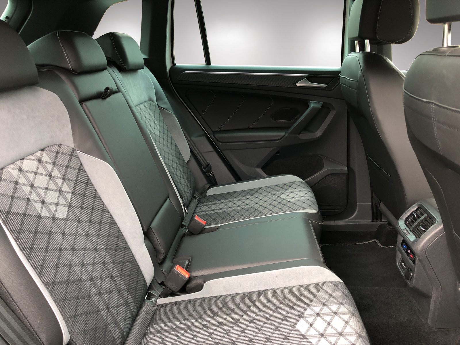 VW Tiguan 2.0TSI R-Line 4Motion DSG-image-16
