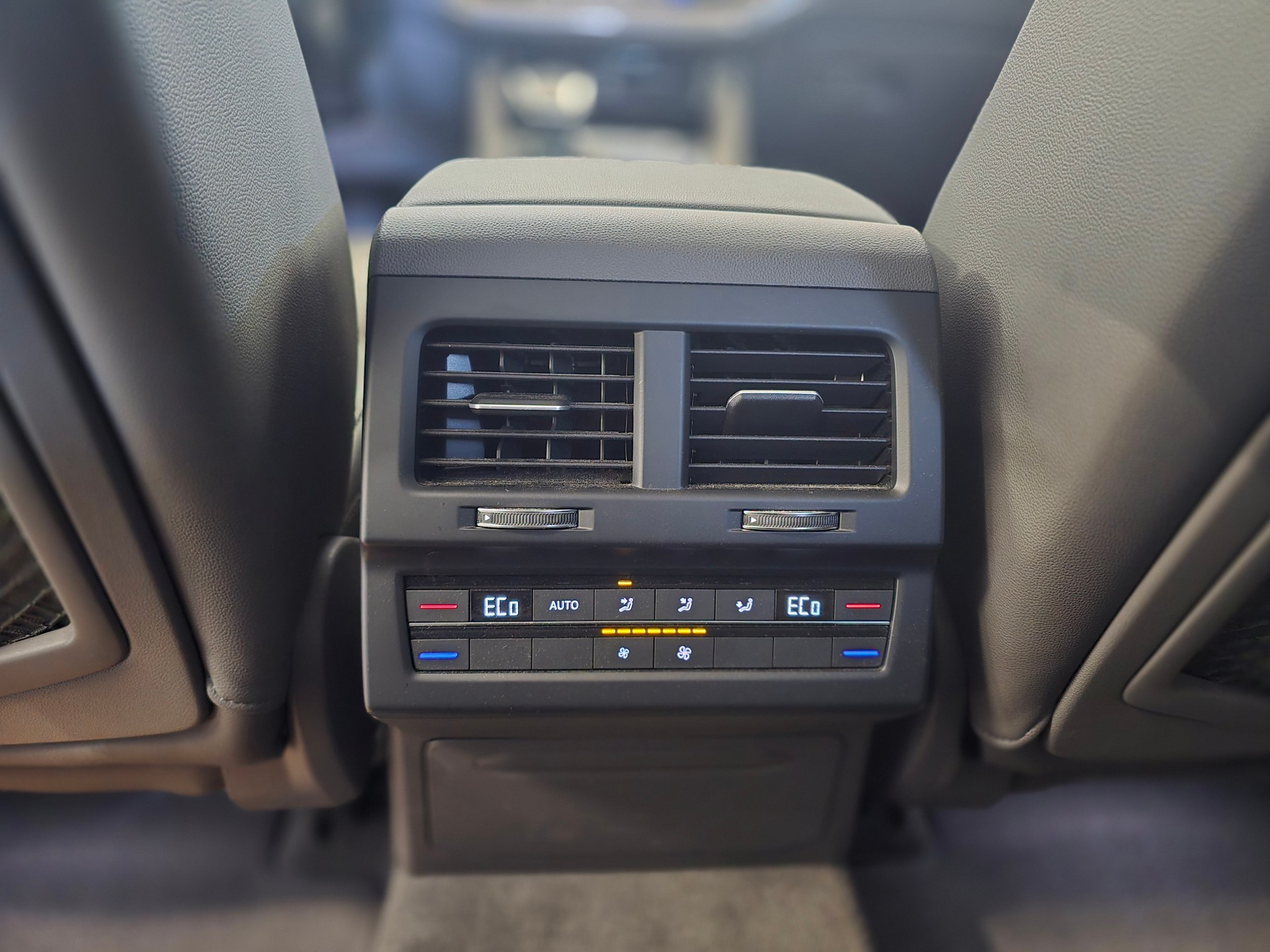 VW Touareg 3.0 TDI Elegance-image-13
