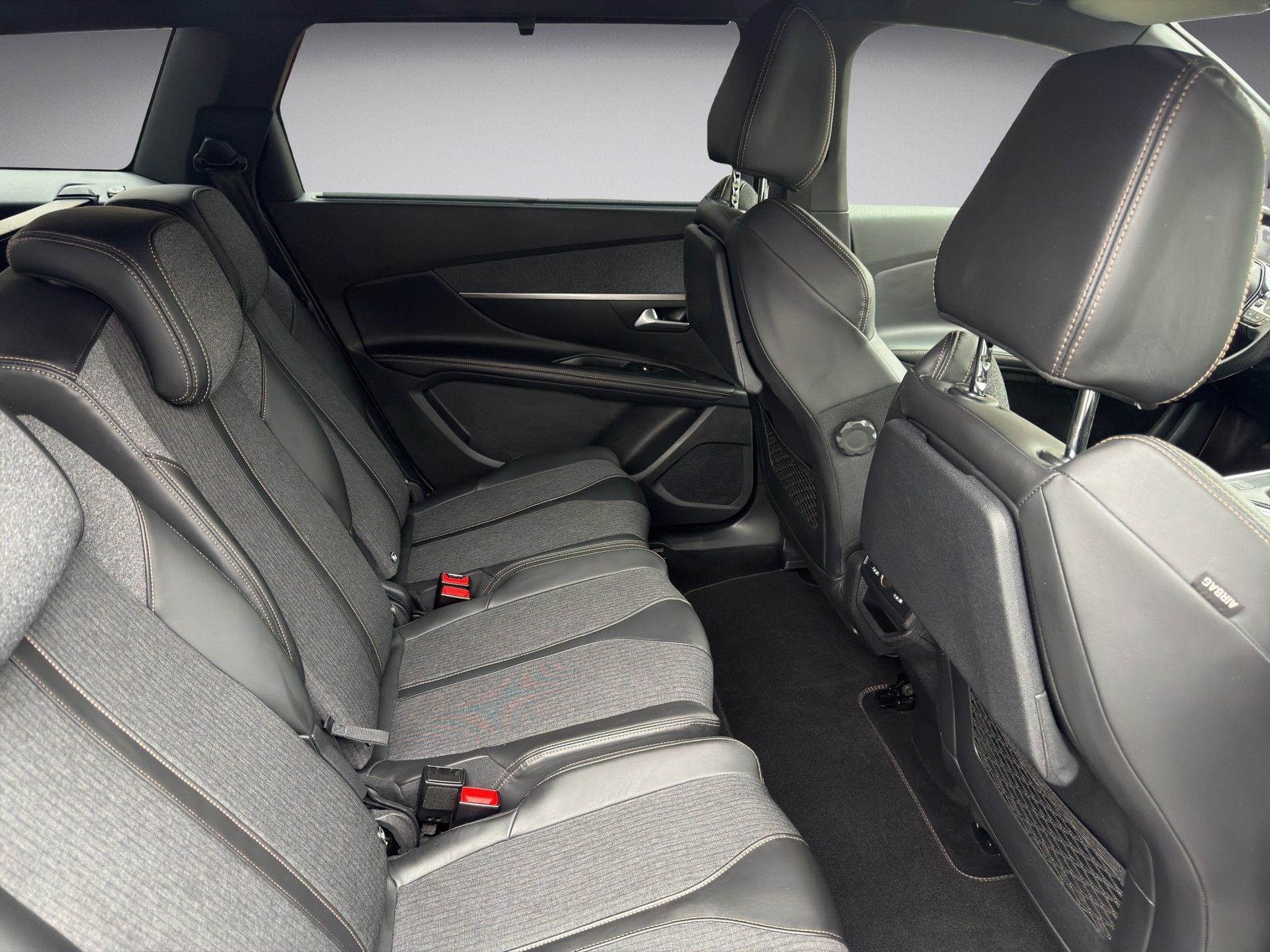 PEUGEOT 5008 2.0 BlueHDi GT Line-image-11