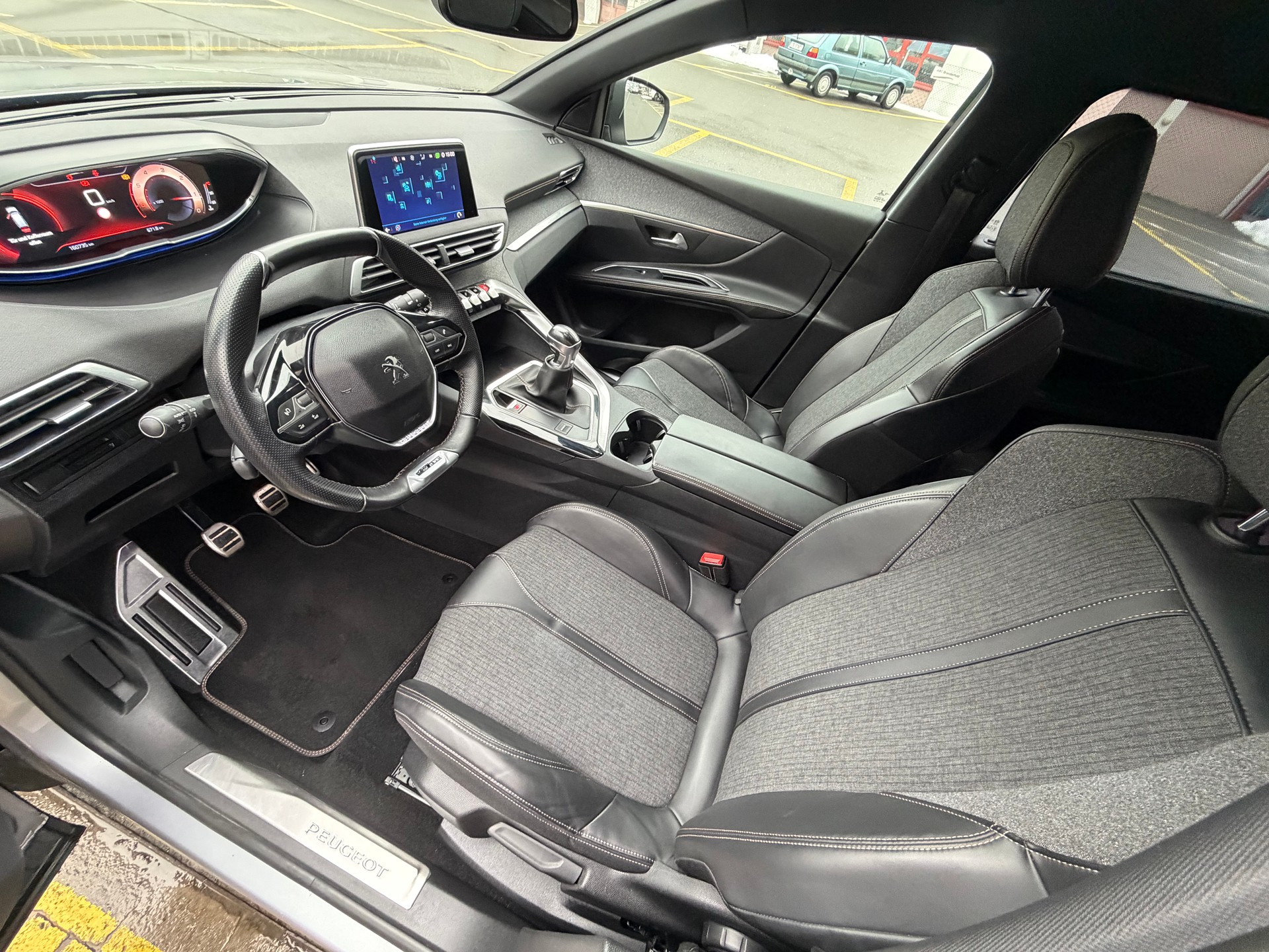 PEUGEOT 5008 2.0 BlueHDi GT Line-image-14