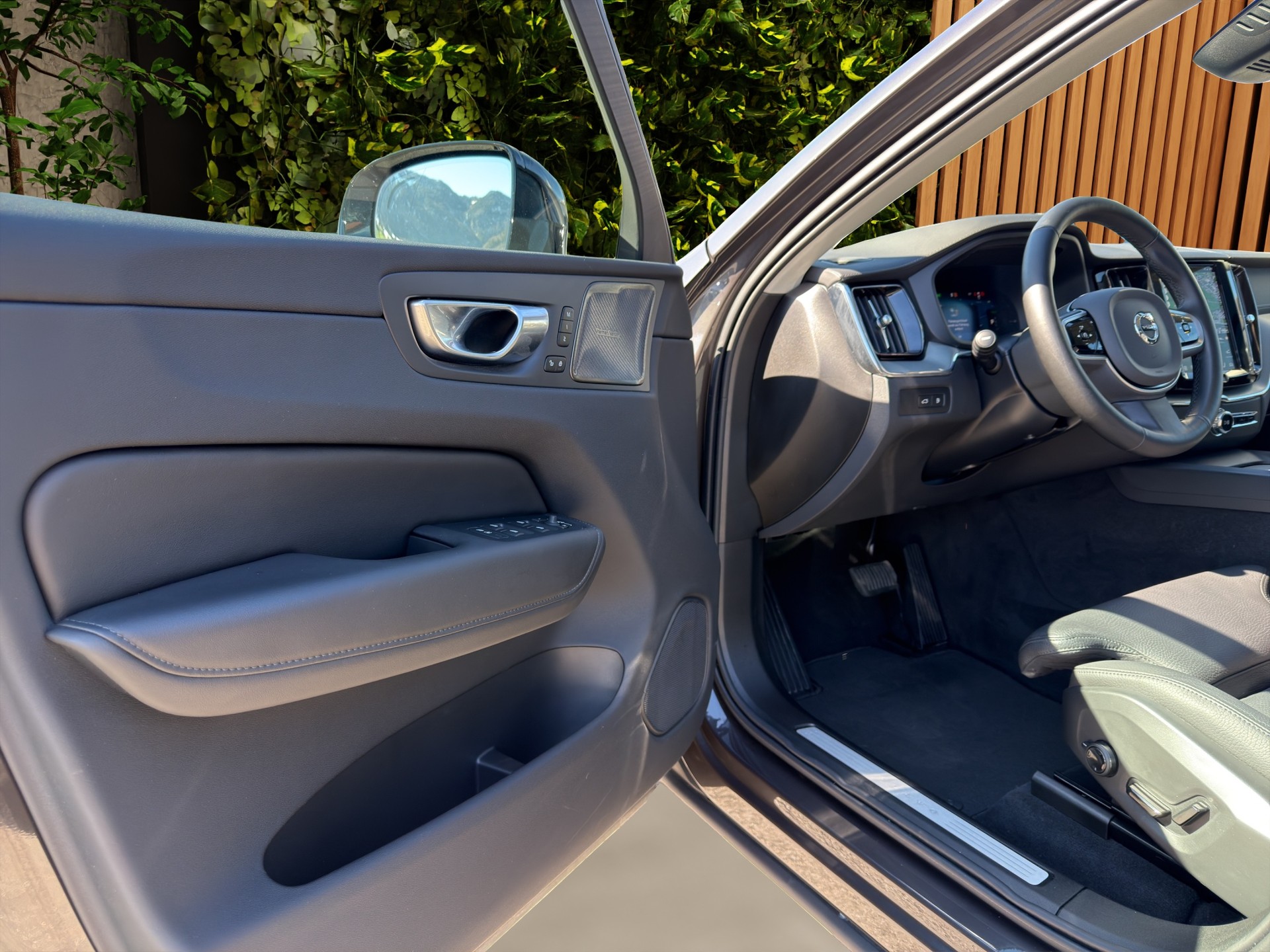 VOLVO XC60 2.0 T6 TE Ultimate Dark eAWD-image-11