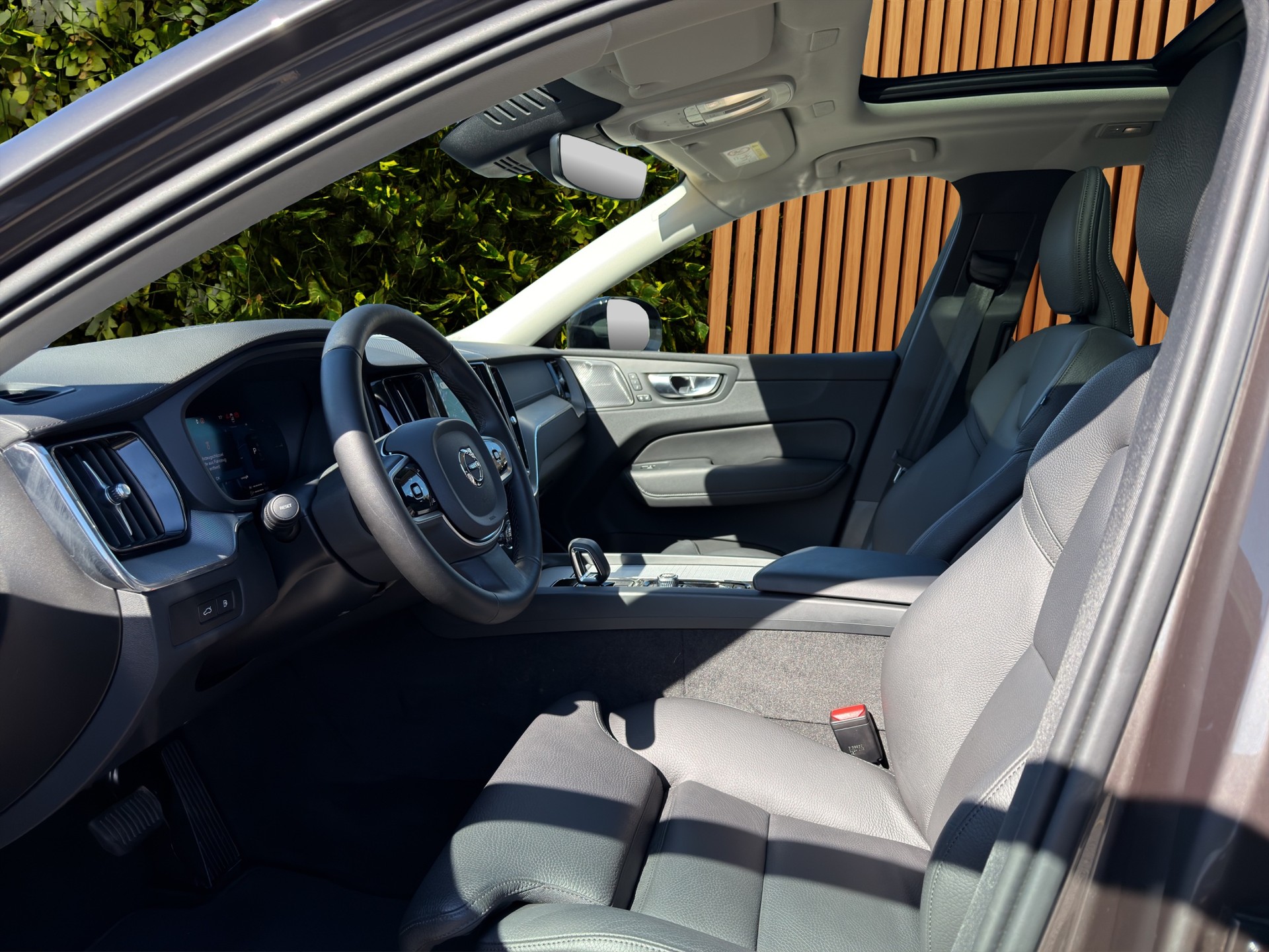 VOLVO XC60 2.0 T6 TE Ultimate Dark eAWD-image-8