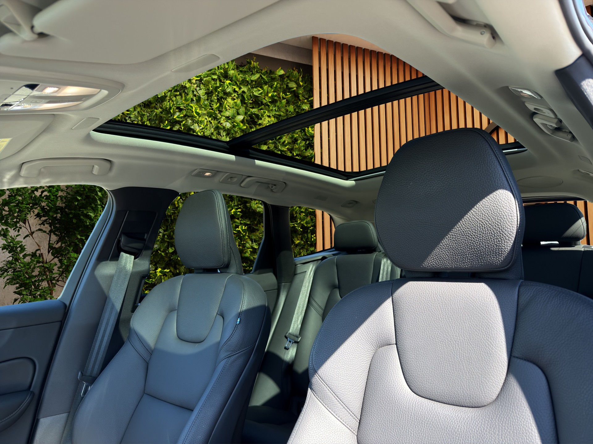 VOLVO XC60 2.0 T6 TE Ultimate Dark eAWD-image-9