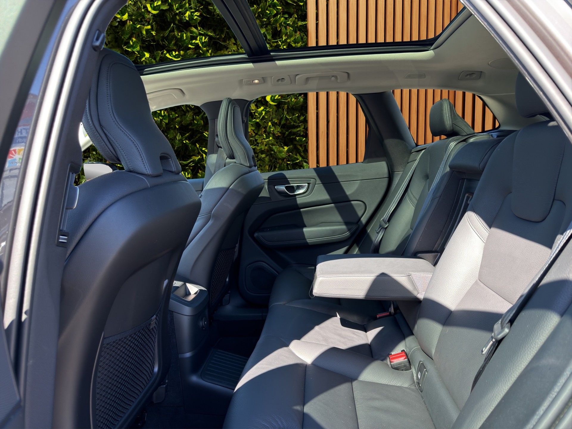 VOLVO XC60 2.0 T6 TE Ultimate Dark eAWD-image-10