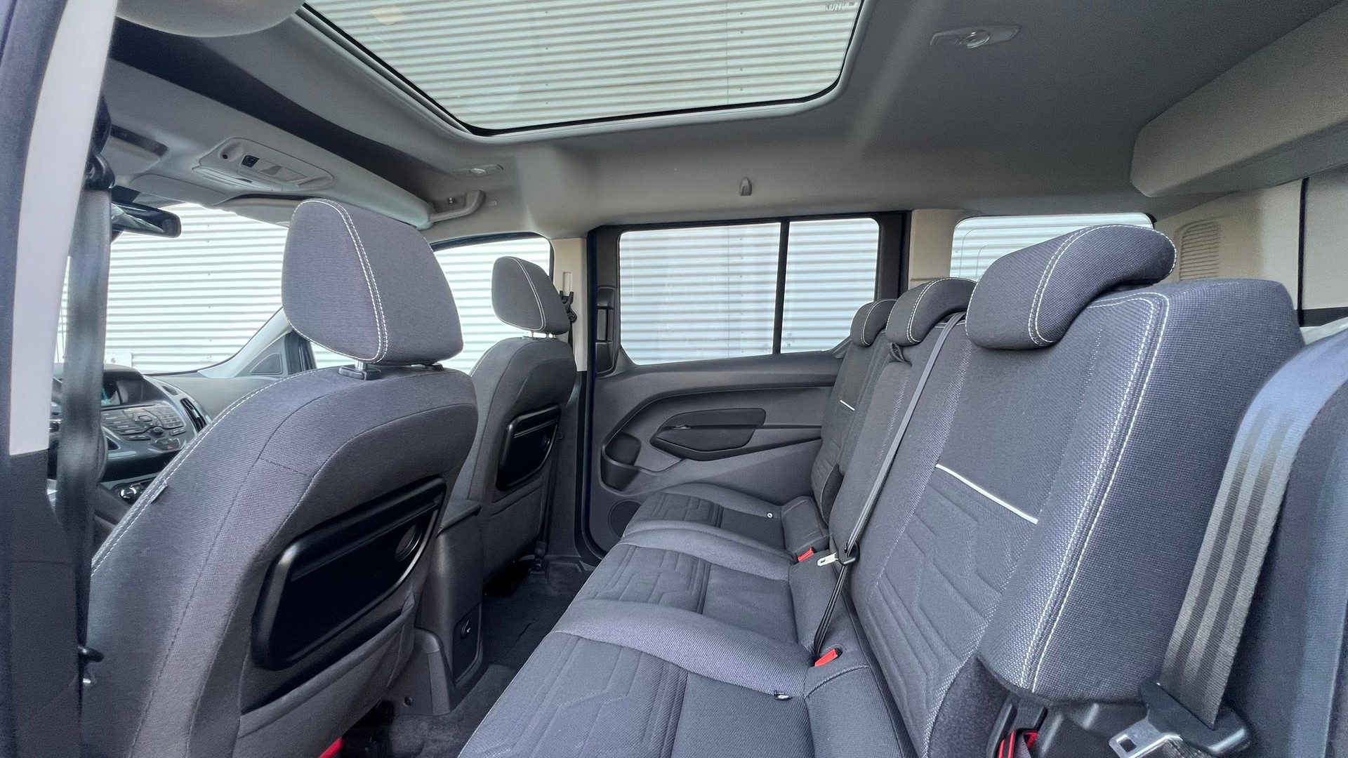 FORD GRAND TOURNEO CONNECT 1.5 TDCi TITANIUM POWERSHIFT l 120 PS-image-29
