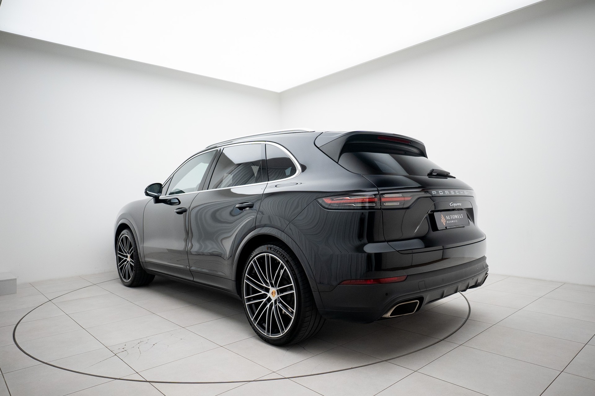 PORSCHE Cayenne-image-2