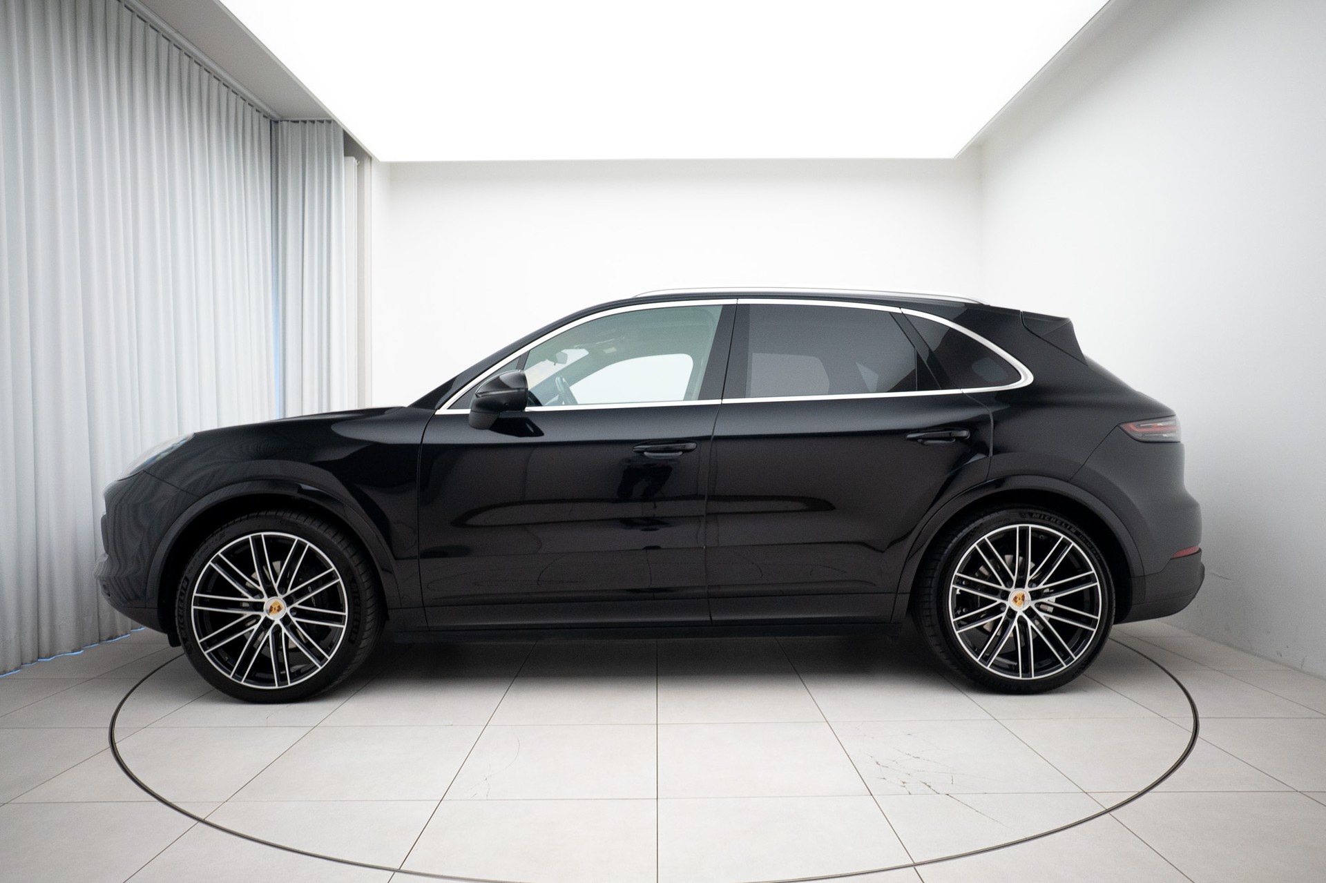 PORSCHE Cayenne-image-1