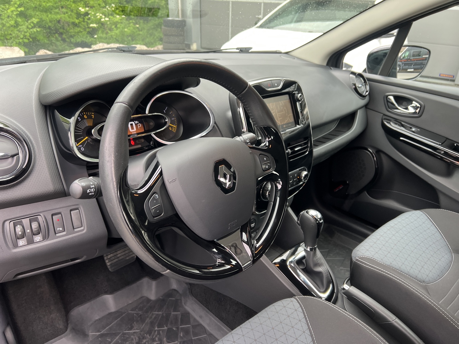 RENAULT Clio 1.2 16V T Swiss Edition EDC-image-10