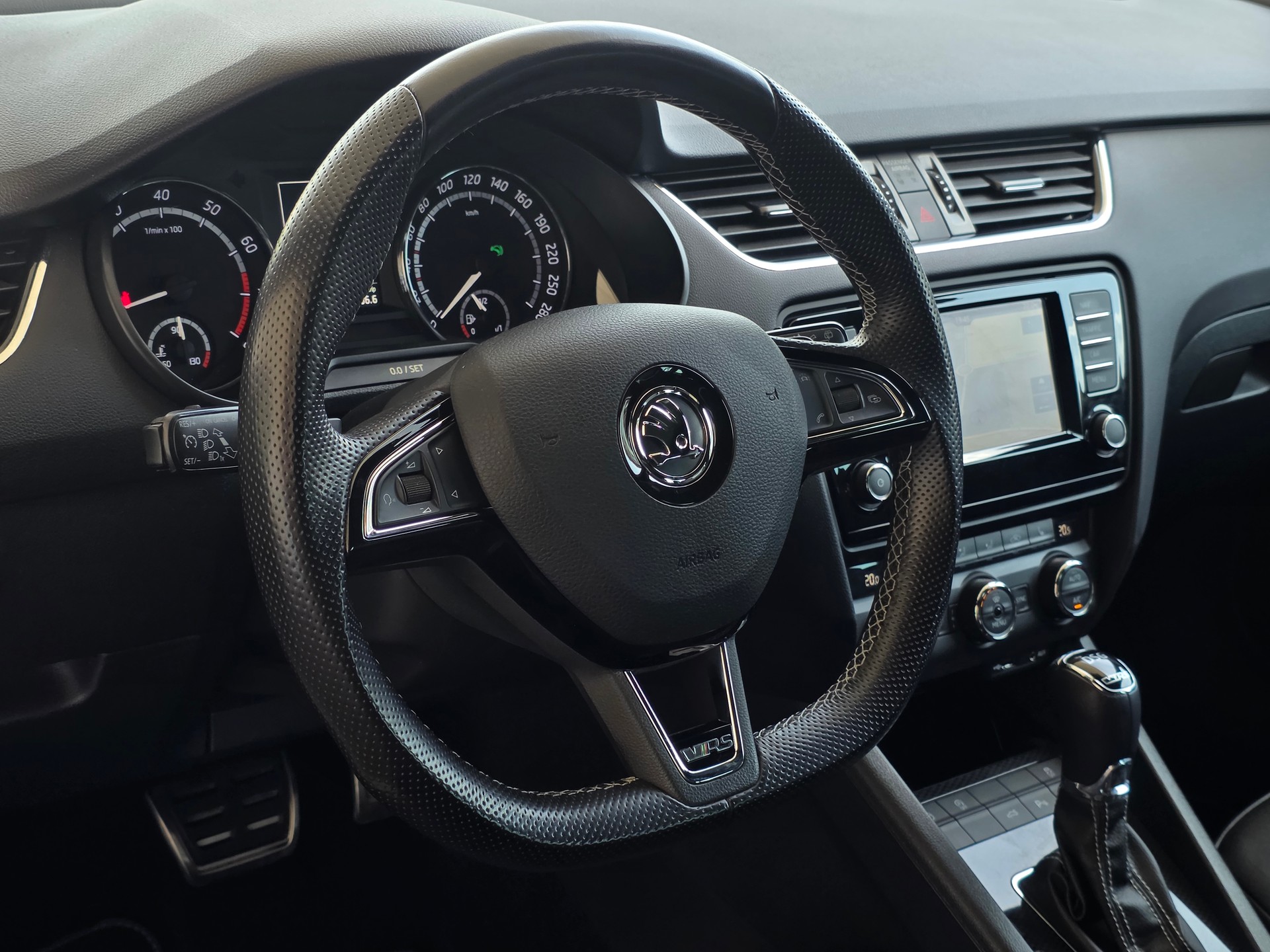 SKODA Octavia Combi 2.0 TSI RS DSG * Frisch ab MFK *-image-10