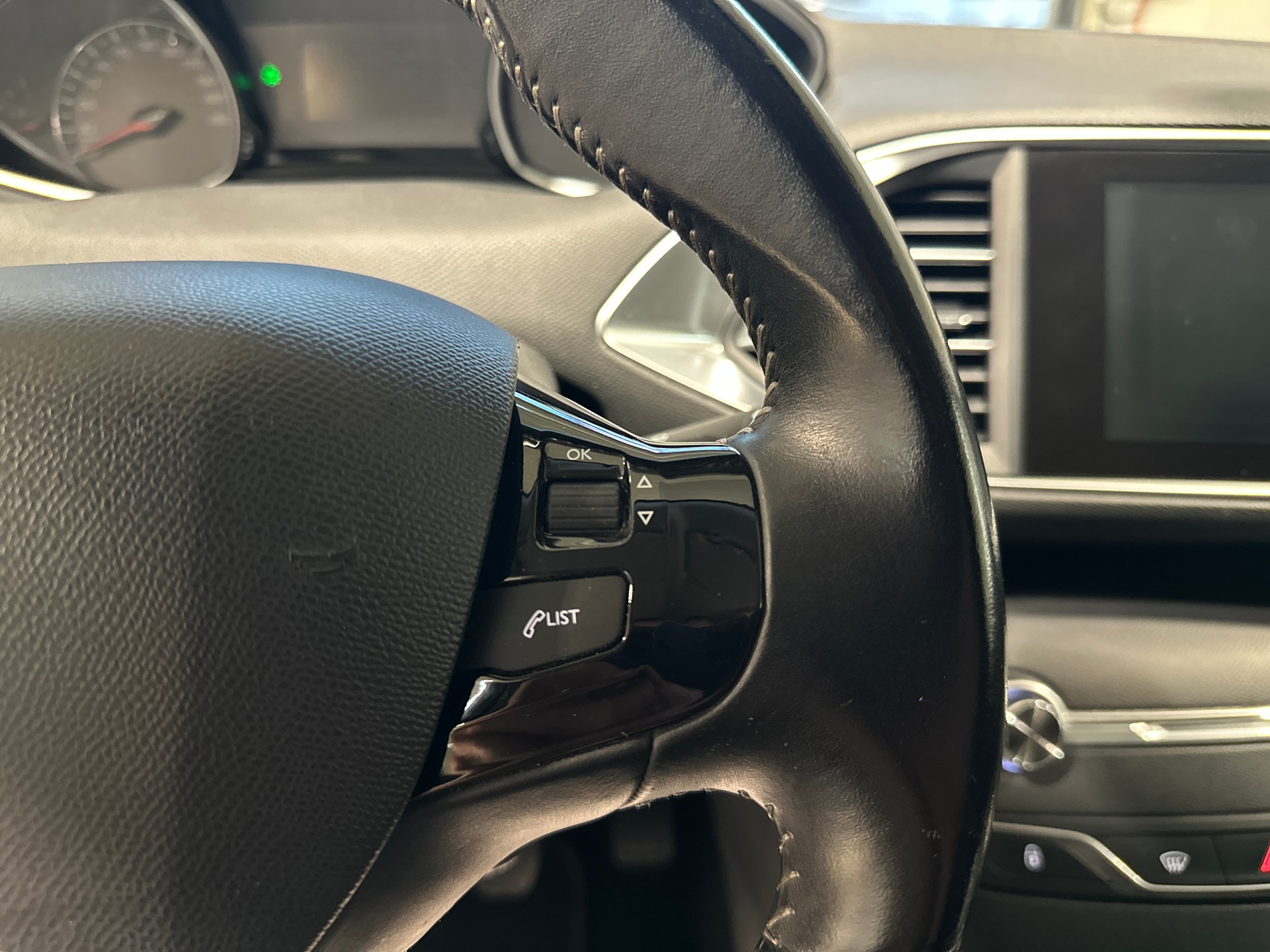 PEUGEOT 308 SW 1.2 THP Active-image-25