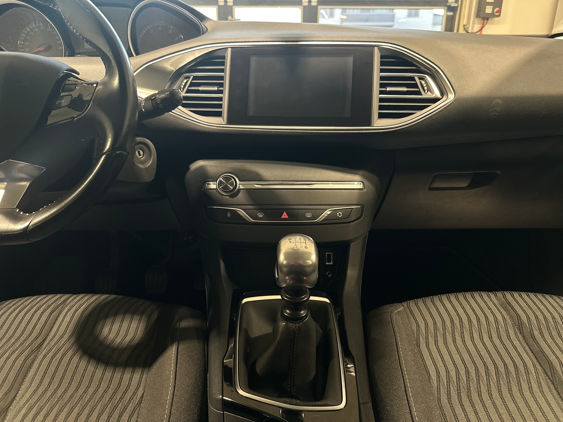 PEUGEOT 308 SW 1.2 THP Active-image-17