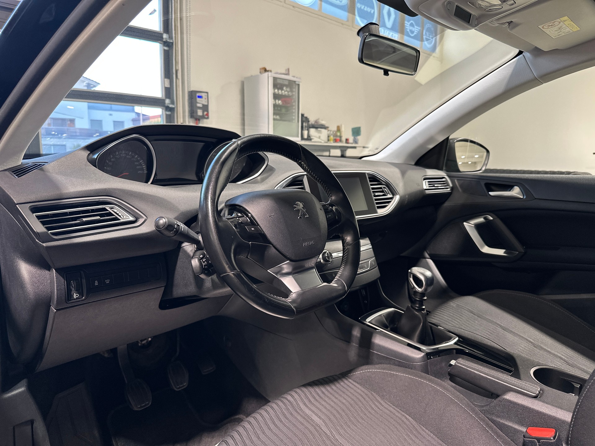 PEUGEOT 308 SW 1.2 THP Active-image-1