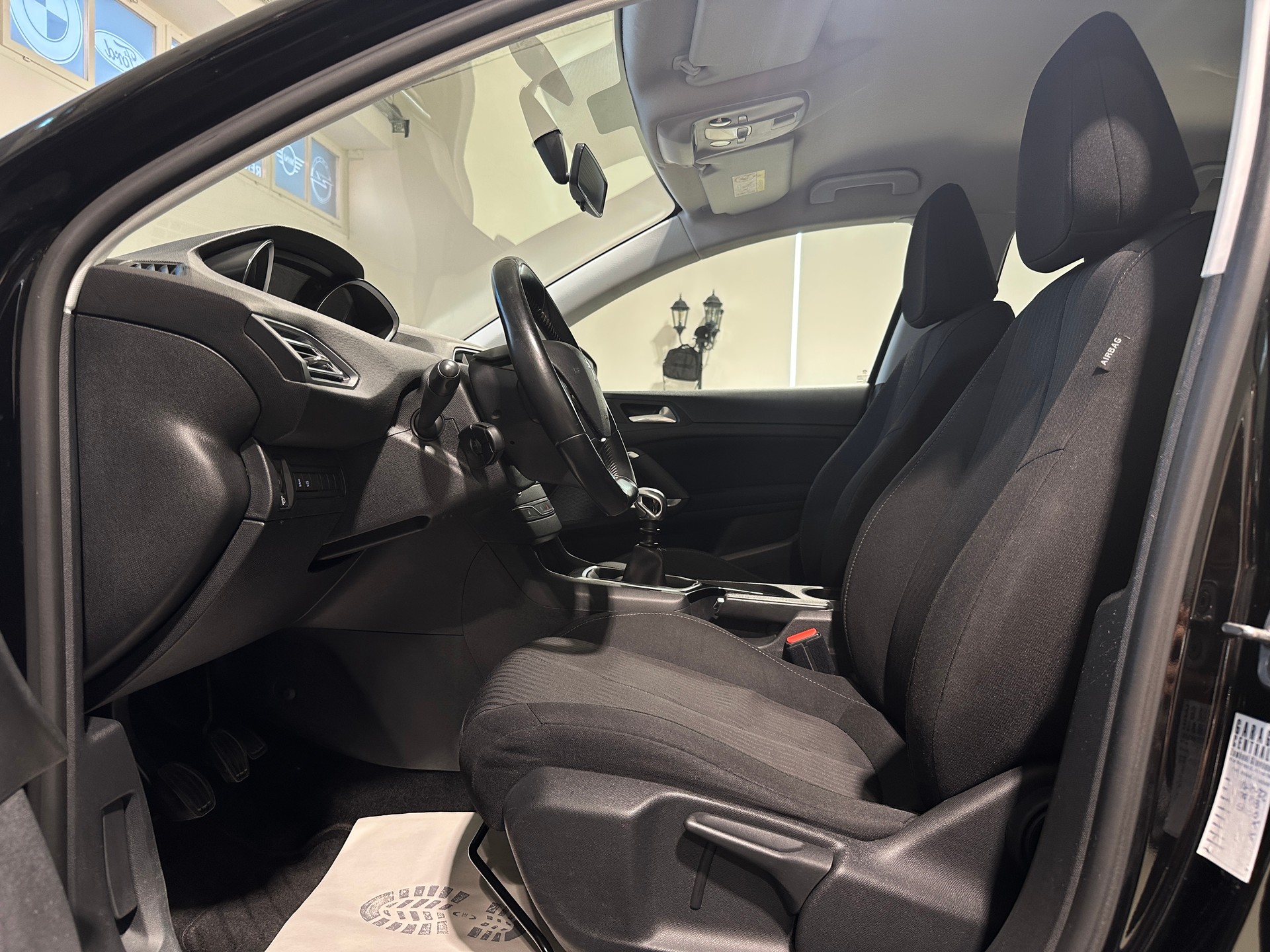 PEUGEOT 308 SW 1.2 THP Active-image-12