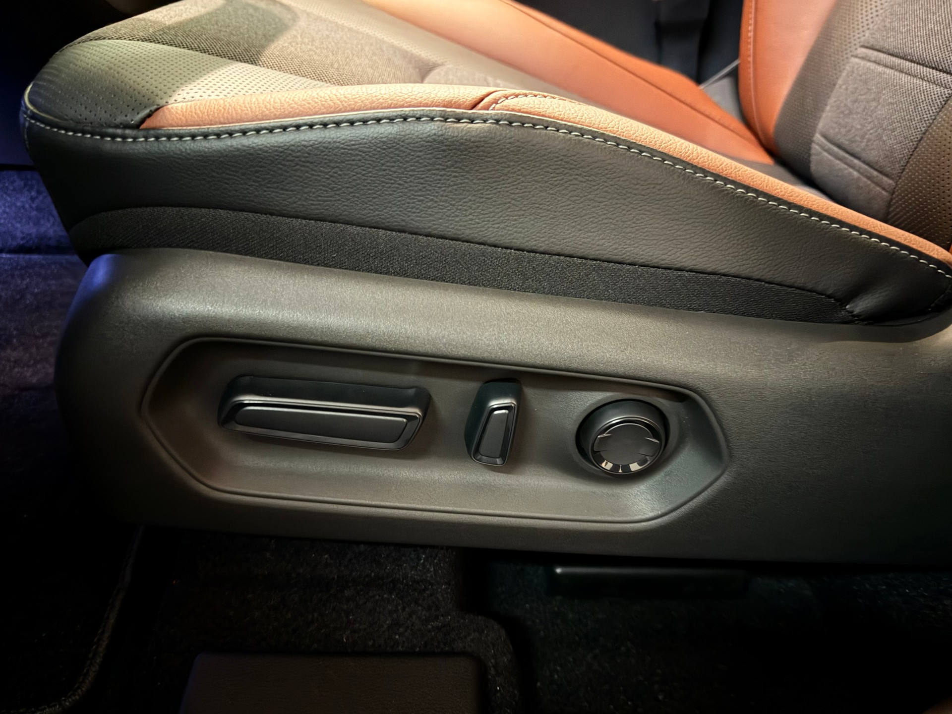 SUZUKI e-Vitara 61kWh Compact Top 4x4-image-18