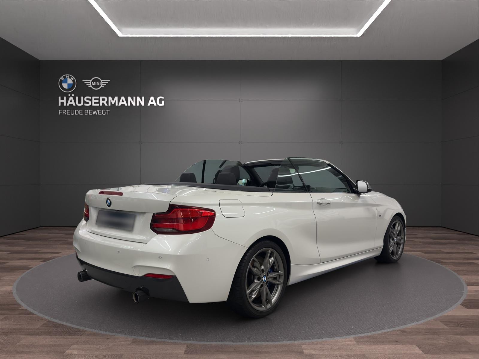 BMW M240i xDrive Cabrio-image-4