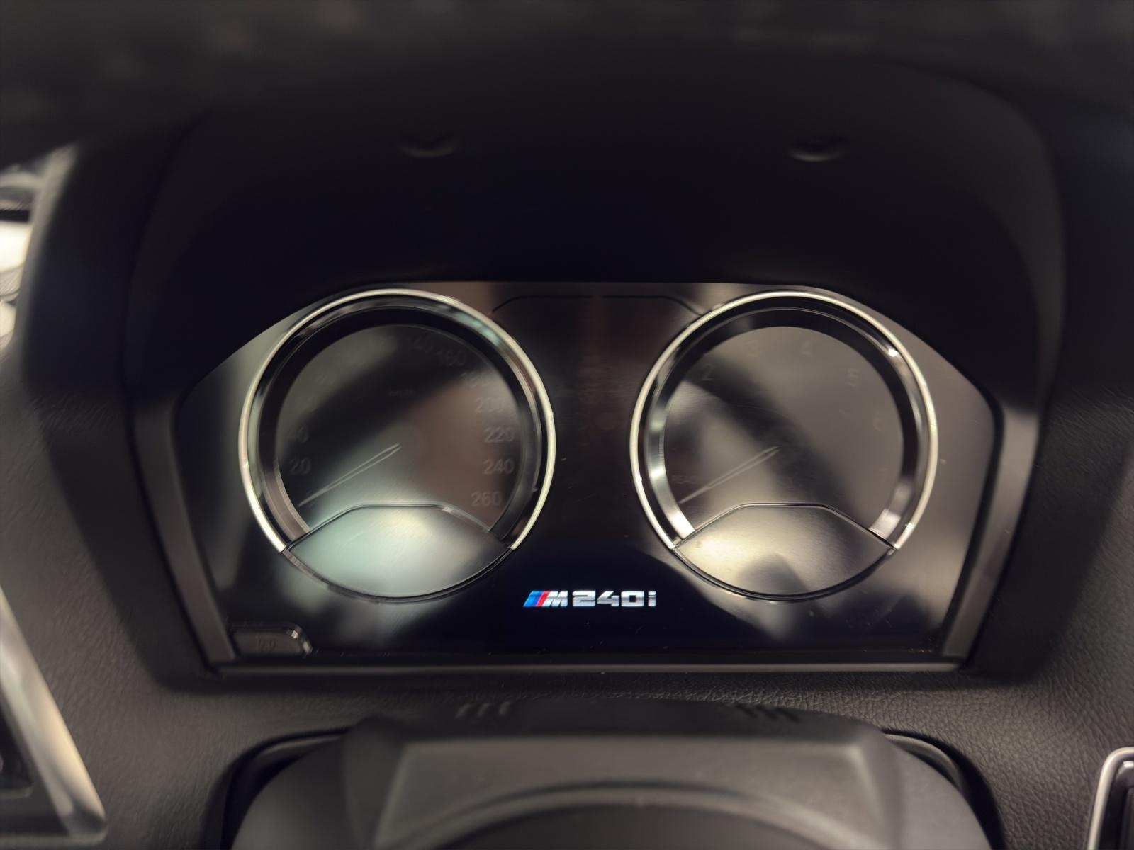 BMW M240i xDrive Cabrio-image-13