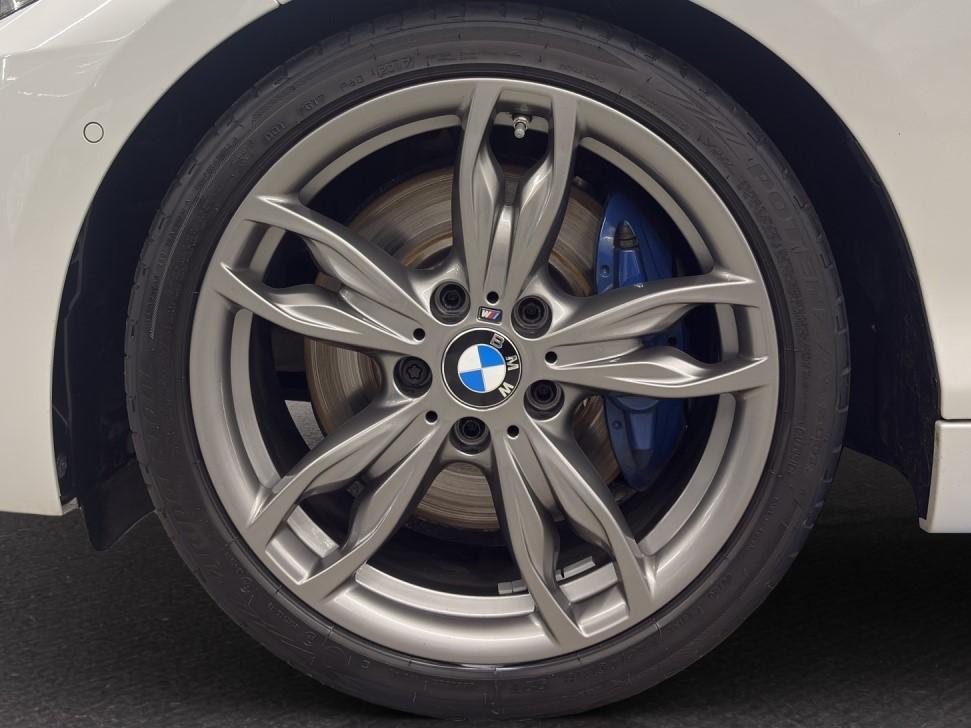 BMW M240i xDrive Cabrio-image-8