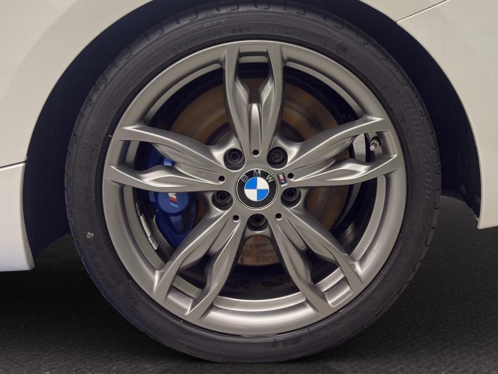 BMW M240i xDrive Cabrio-image-11