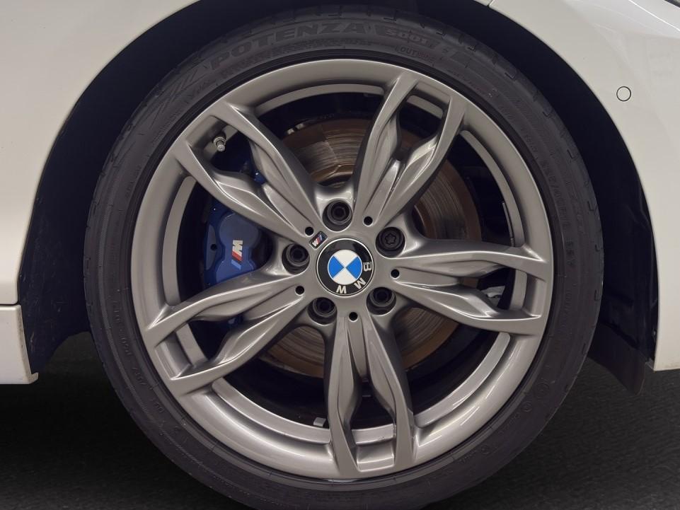BMW M240i xDrive Cabrio-image-9