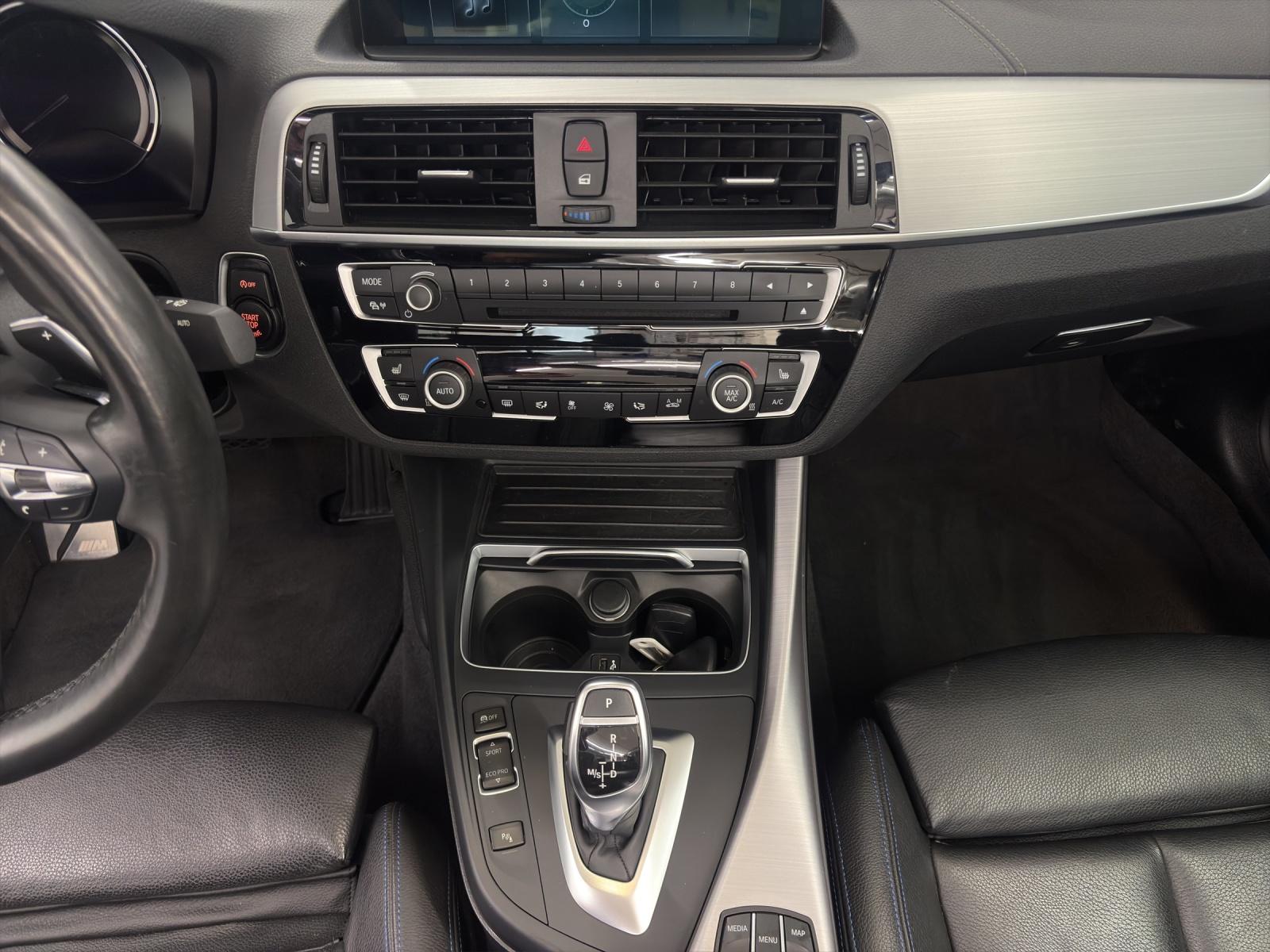 BMW M240i xDrive Cabrio-image-16