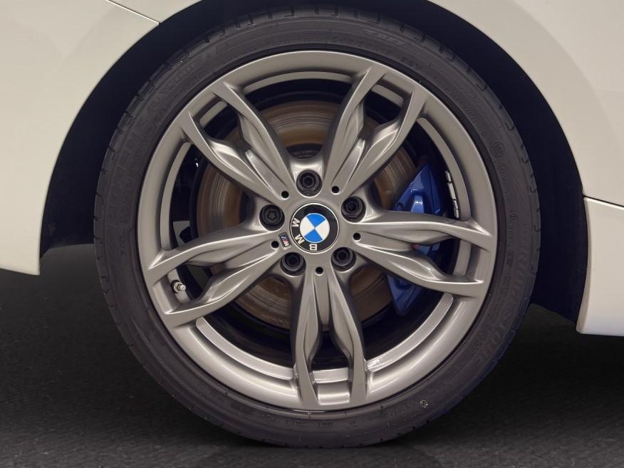 BMW M240i xDrive Cabrio-image-10