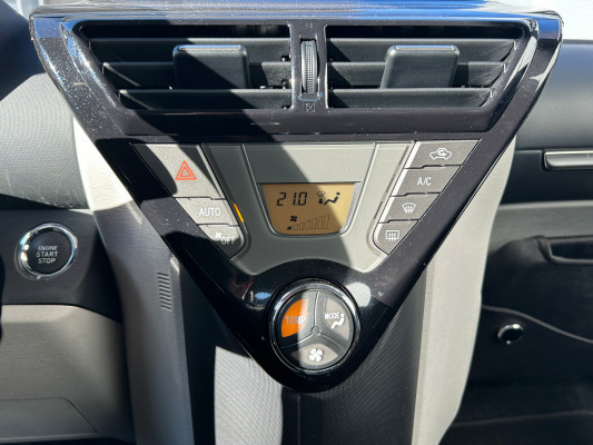 TOYOTA iQ 1.33 carbon-image-10