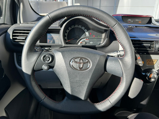 TOYOTA iQ 1.33 carbon-image-7