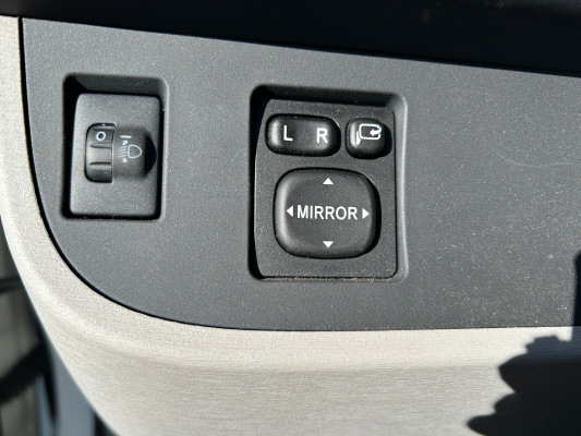 TOYOTA iQ 1.33 carbon-image-9