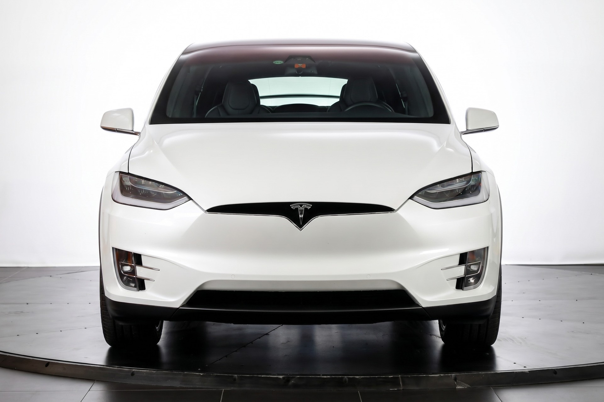 TESLA Model X Maximale-Reichweite-showroom-element-1
