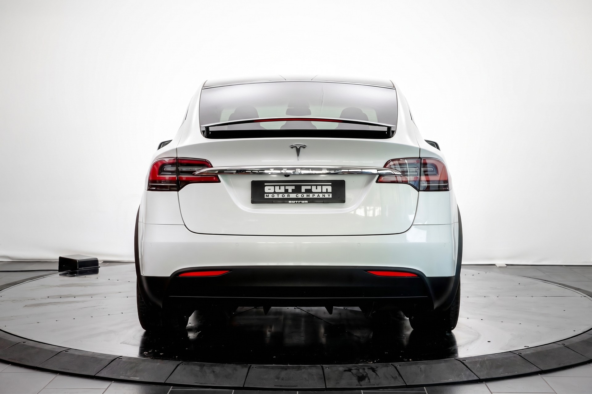 TESLA Model X Maximale-Reichweite-showroom-element-2