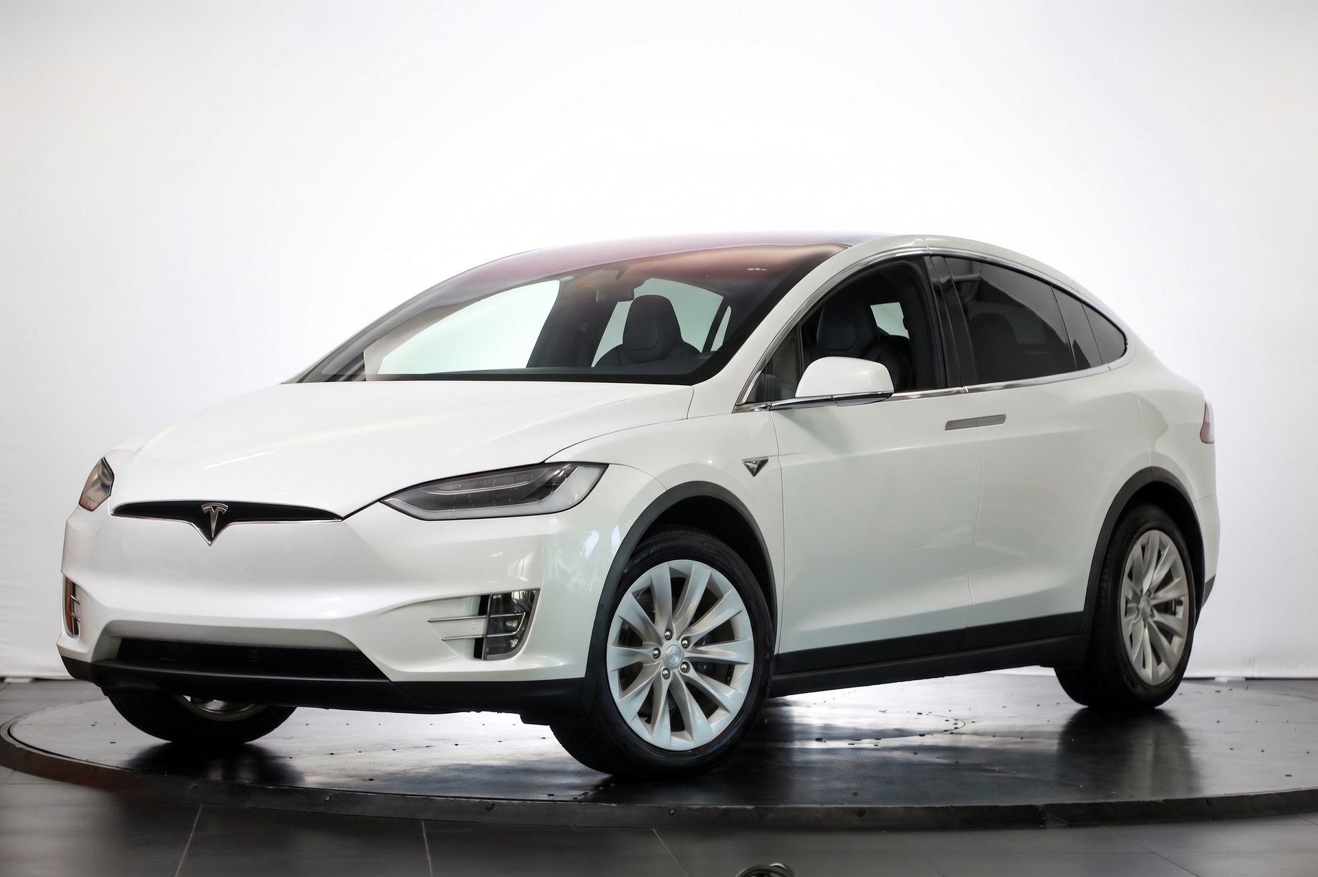 TESLA Model X Maximale-Reichweite-showroom-element-3