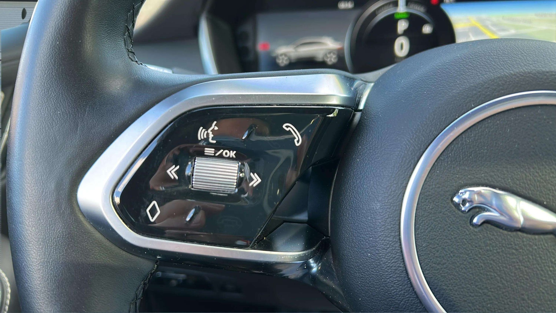JAGUAR I-Pace EV400 HSE AWD mit Panoramadach-image-24