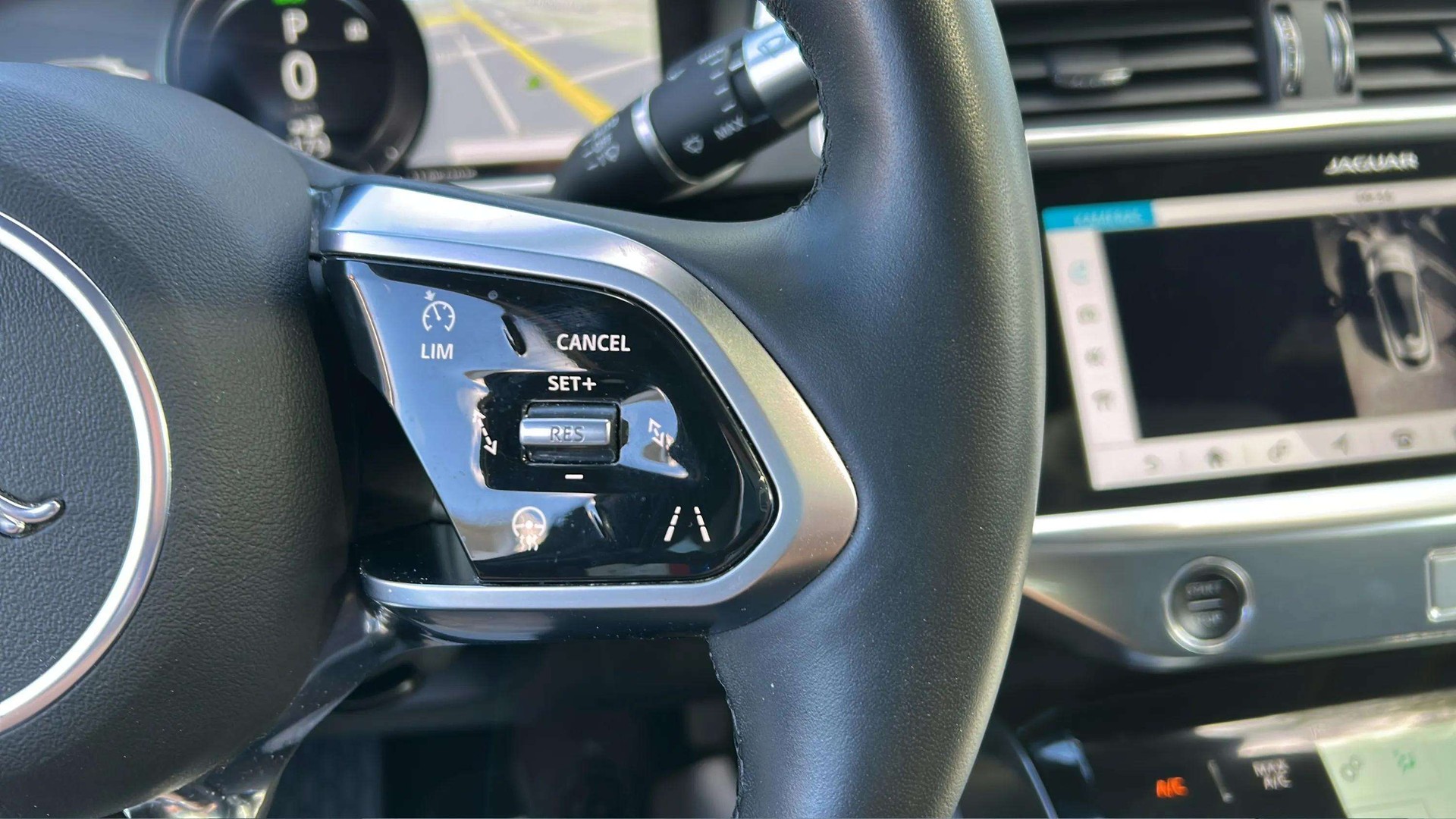 JAGUAR I-Pace EV400 HSE AWD mit Panoramadach-image-23