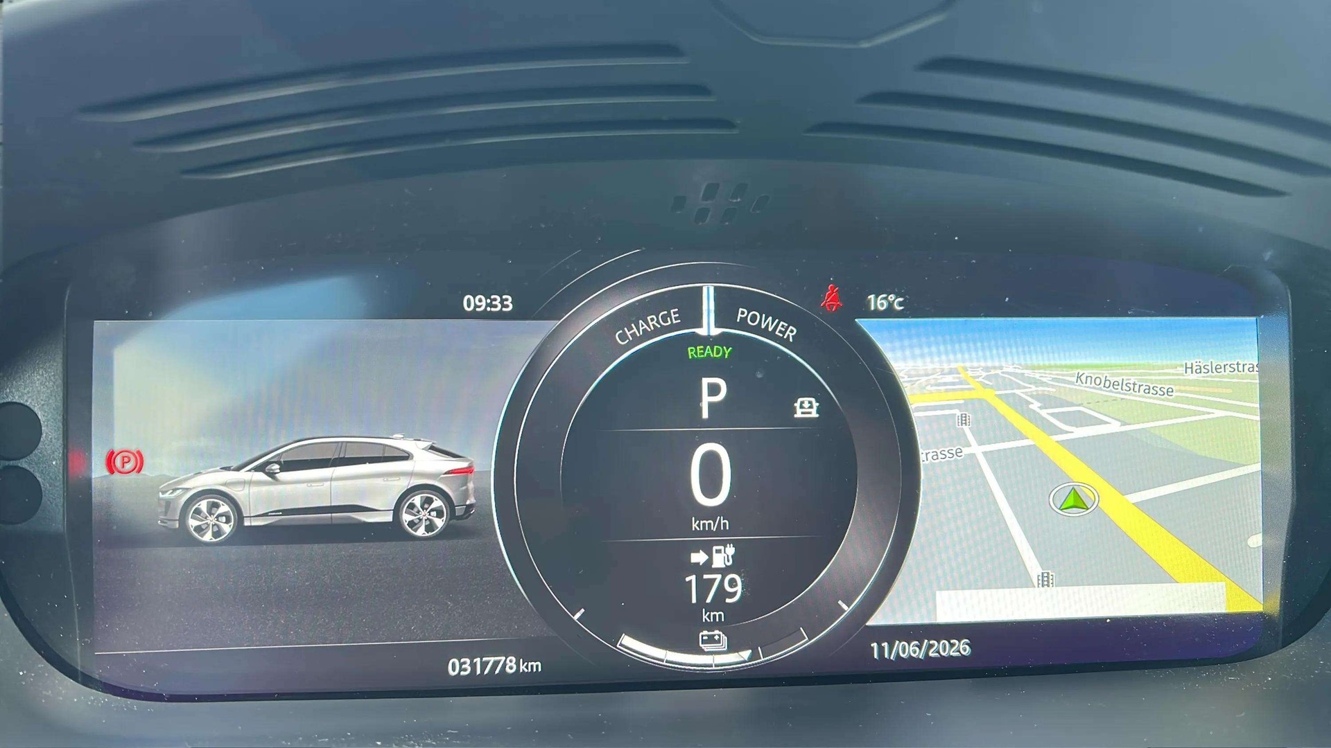 JAGUAR I-Pace EV400 HSE AWD mit Panoramadach-image-16