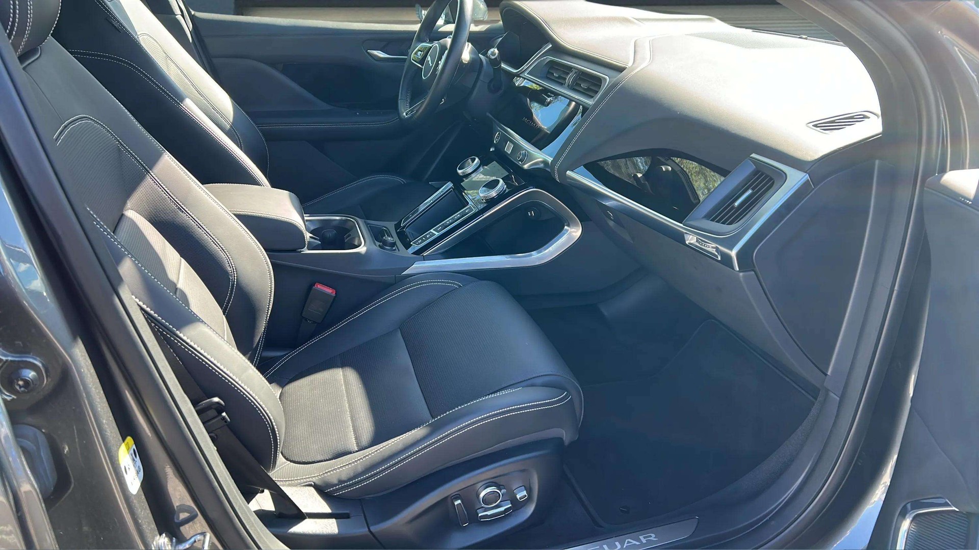 JAGUAR I-Pace EV400 HSE AWD mit Panoramadach-image-11