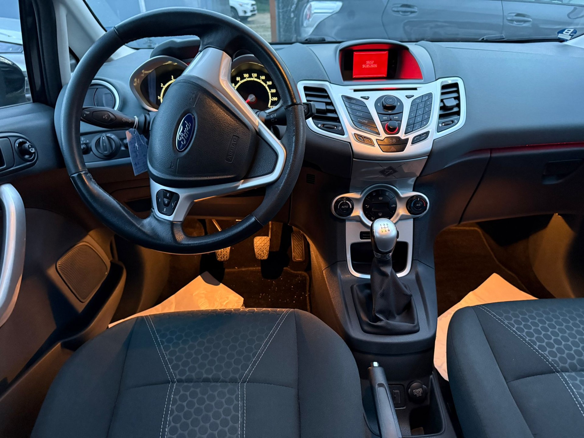 FORD Fiesta 1.4 16V Titanium-image-11