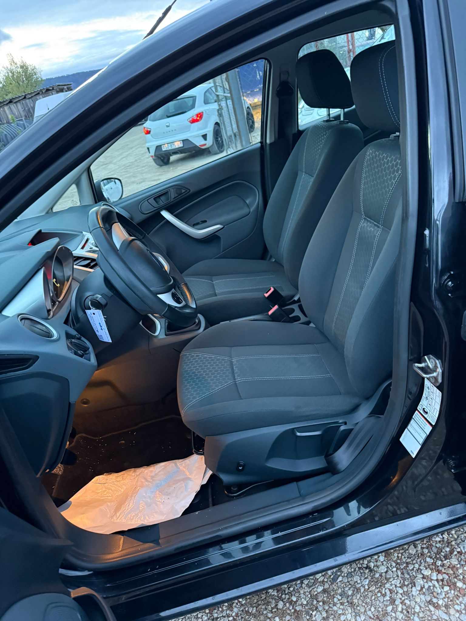 FORD Fiesta 1.4 16V Titanium-image-9