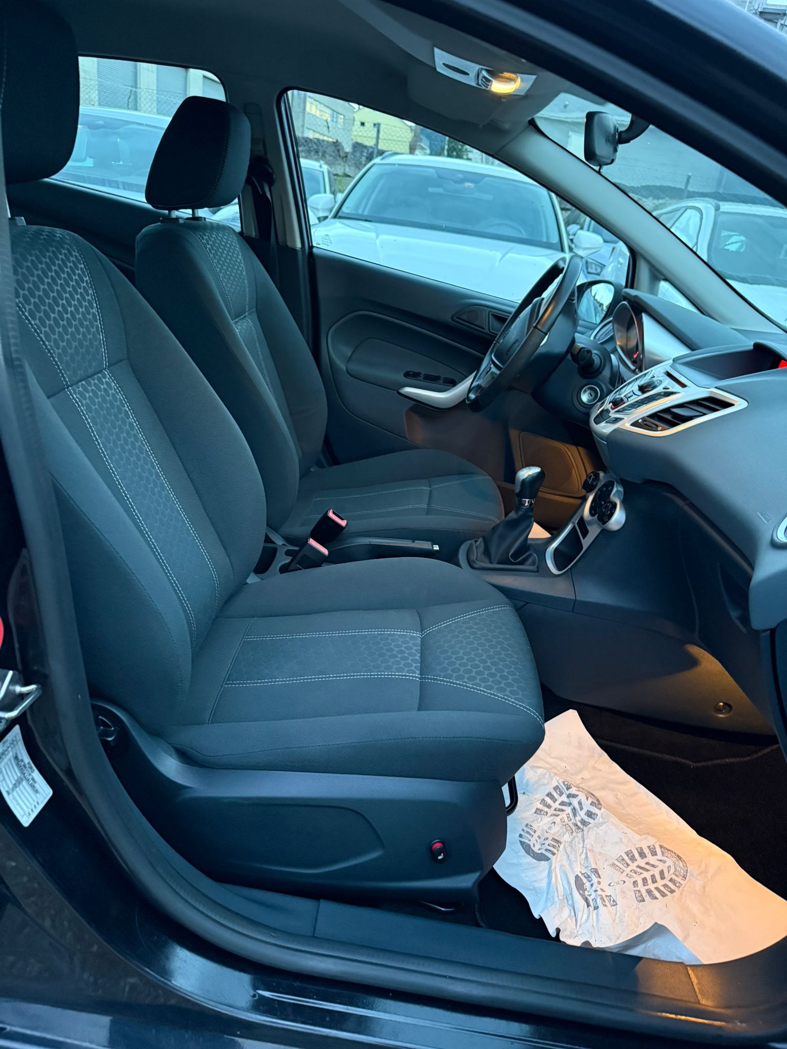 FORD Fiesta 1.4 16V Titanium-image-10