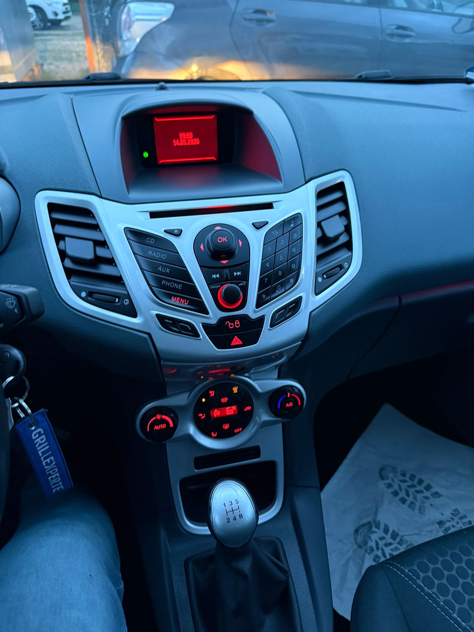 FORD Fiesta 1.4 16V Titanium-image-12