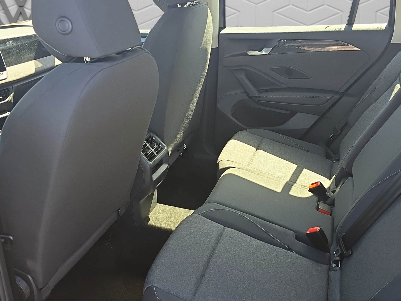VW VW TIGUAN-image-12